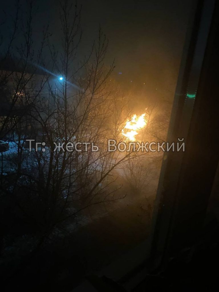 Ночной взрыв и пожар автомобиля на улице Мира в Волжском