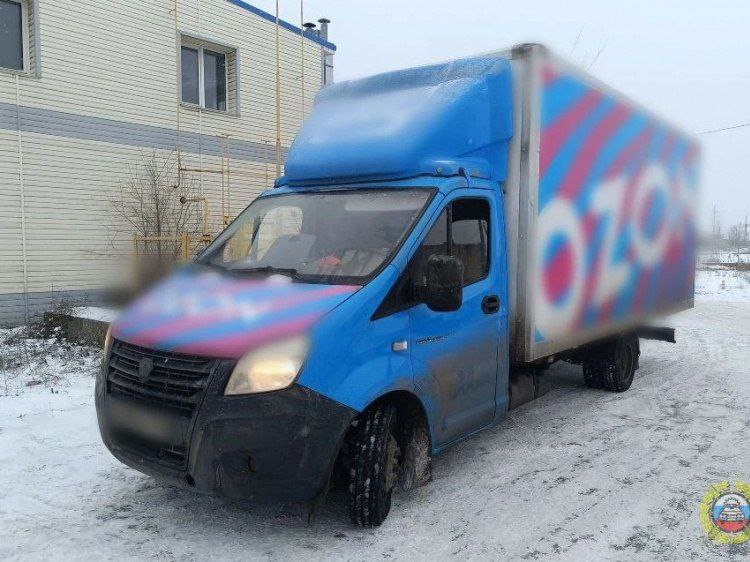 В Волжском водитель маркетплейса оштрафован за езду по тротуару