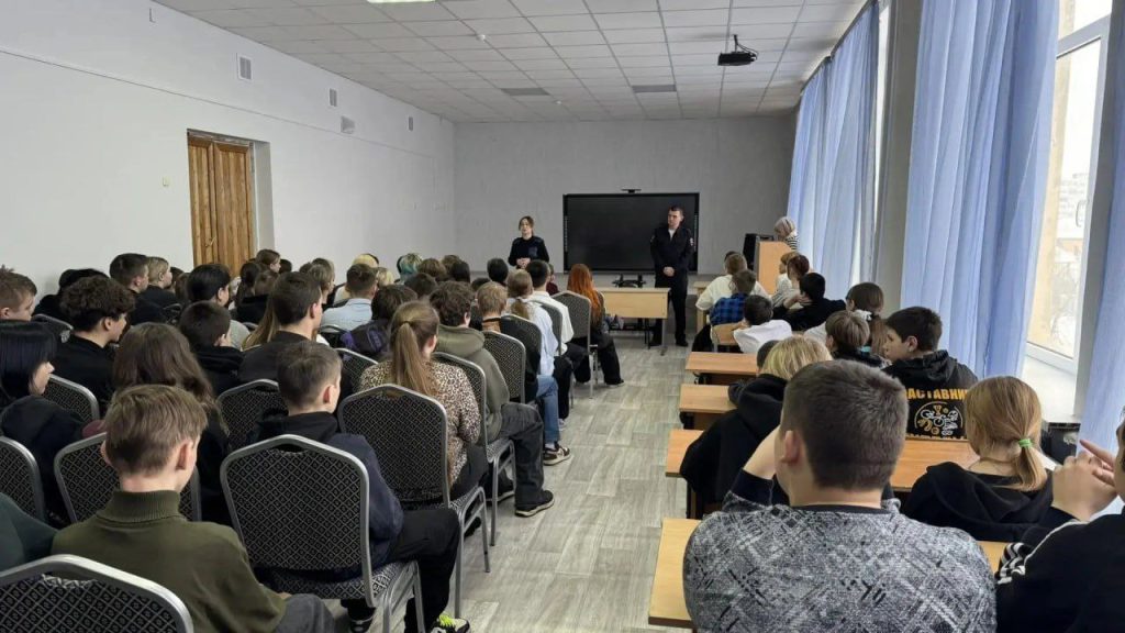 В Волжском школьникам рассказали о вреде вейпов и опасностях зимних дорог