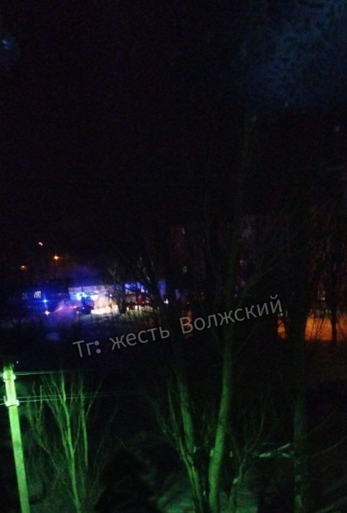 Три пожарных расчета выехали на улицу Горького в Волжском