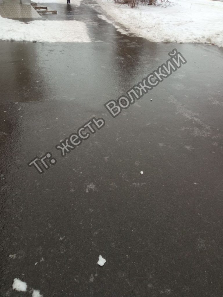 Ледяной дождь превратил дворы Волжского в опасные катки