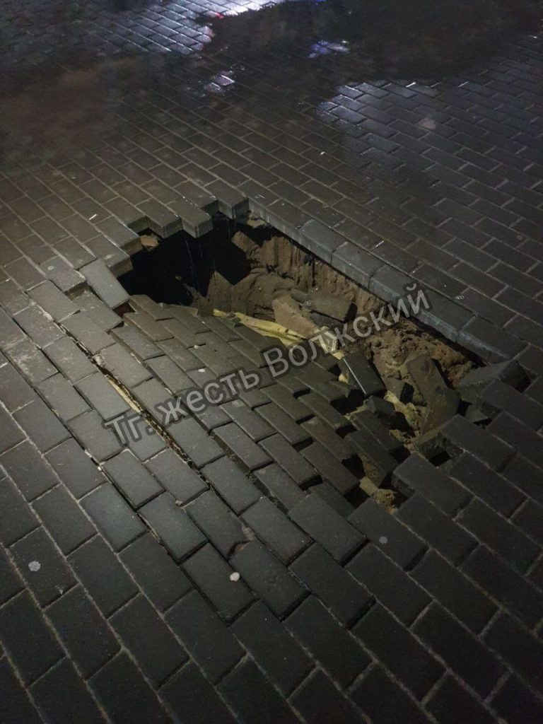 Опасная яма образовалась на остановке «Центральный рынок» в Волжском