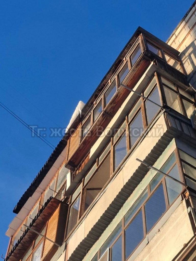 Над прохожими нависла опасность: снежная глыба угрожает жителям Волжского