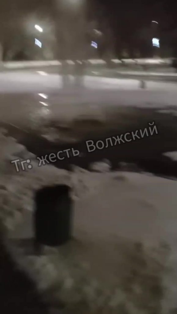 Четыре года потопа: на Ленина, 94 вода продолжает фонтанировать из люка