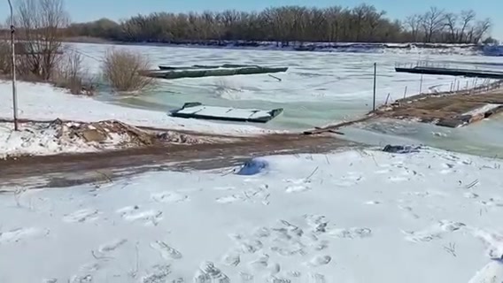 Понтонный мост через Ахтубу закрыли для автомобилей из-за подъёма воды
