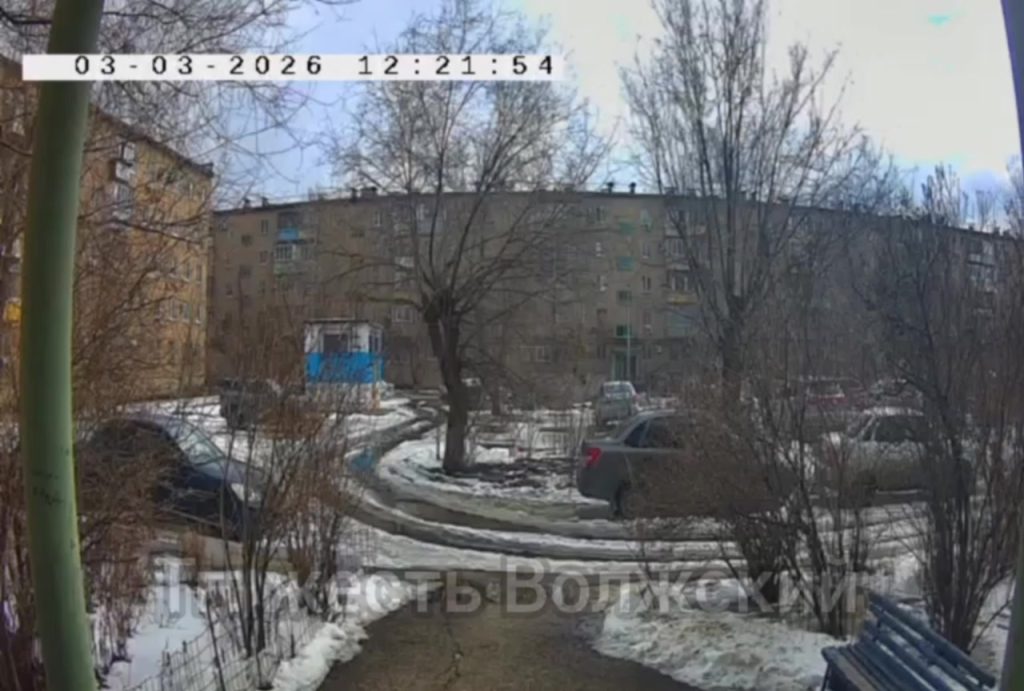 Взрослый «чистюля» оставляет мусор на лавочке из-за боязни гололеда