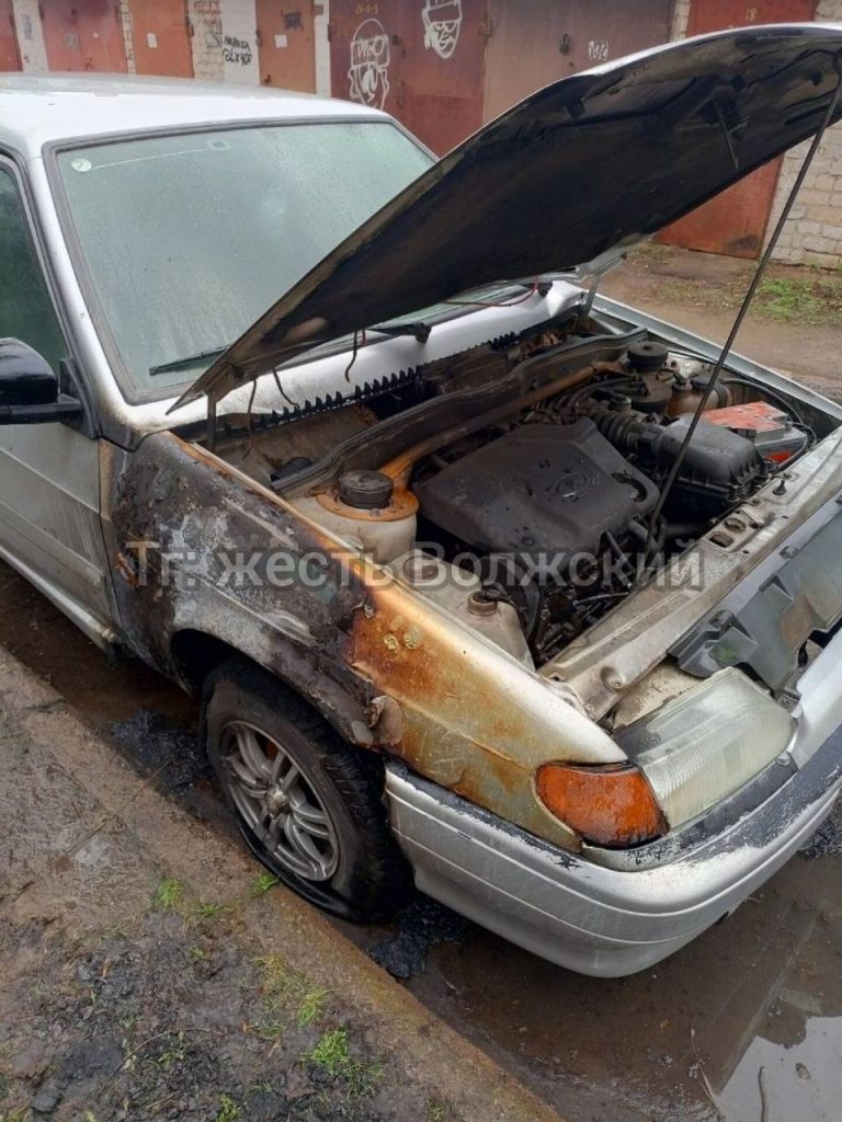 Утренний пожар во дворе на улице 19 Партсъезда: сгорели два автомобиля