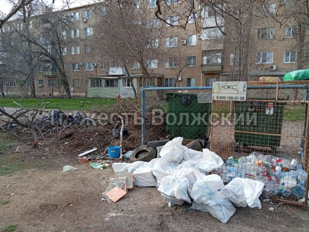 Жители улицы Машиностроителей жалуются на превращение контейнерной площадки в свалку