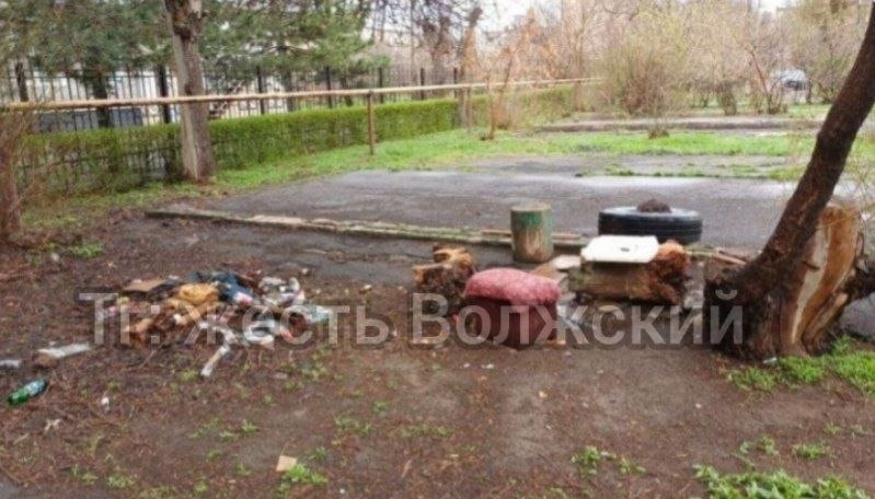 Жители 42-го квартала Волжского жалуются на антисанитарию из-за стихийной алкогольной точки