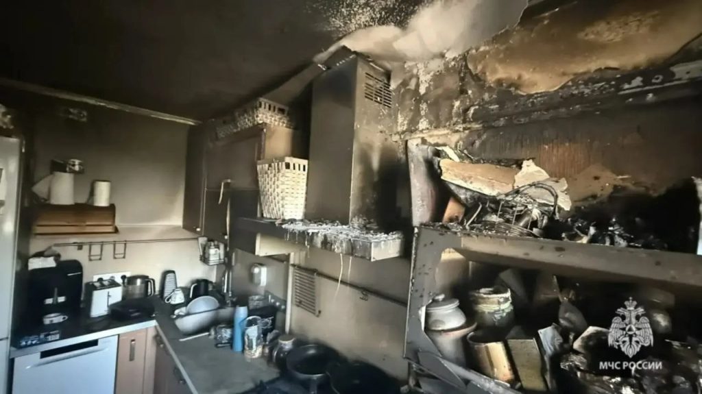 Трагедия в Волжском: при пожаре в квартире погиб подросток