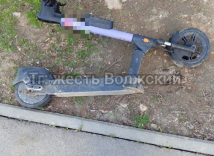 Самокаты каршеринга в Волжском продолжают валяться на улицах