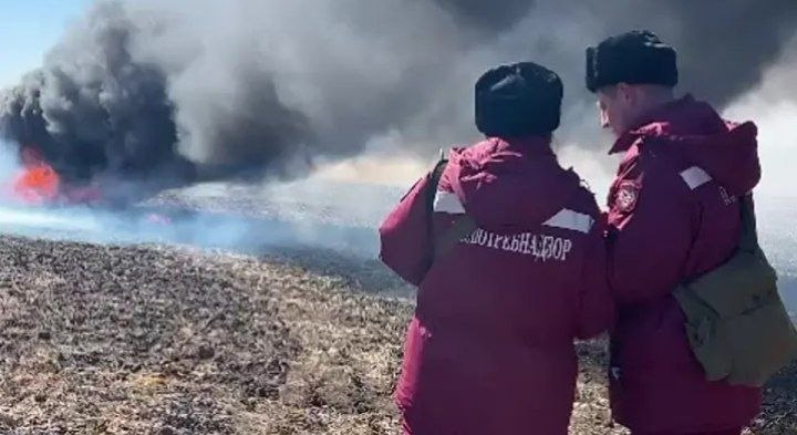 Мобильная лаборатория Роспотребнадзора проверяет воздух после пожара нефтепродуктов