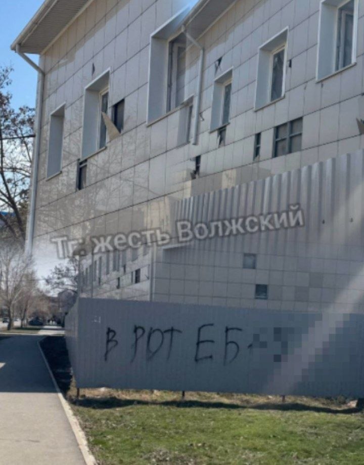 Заброшенный объект на улице Машиностроителей стал проблемой для жителей Волжского