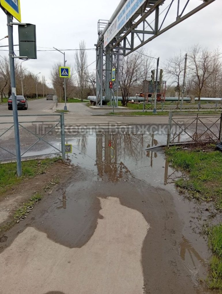 Пешеходный переход на Карбышева превратился в водную преграду