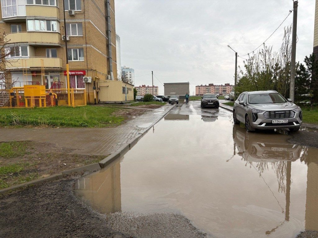 Яма на улице Волжской Военной Флотилии: водители рискуют ежедневно