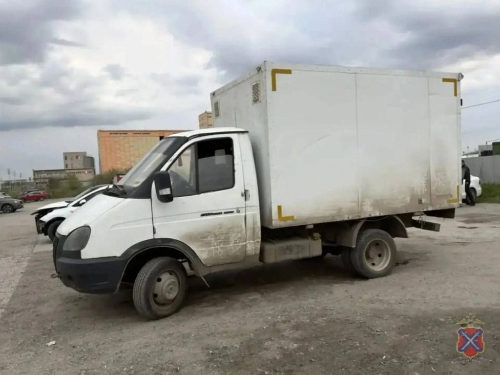 В Волжском водитель «Газели» заплатил 2000 рублей за проезд по тротуару у ЦУМа