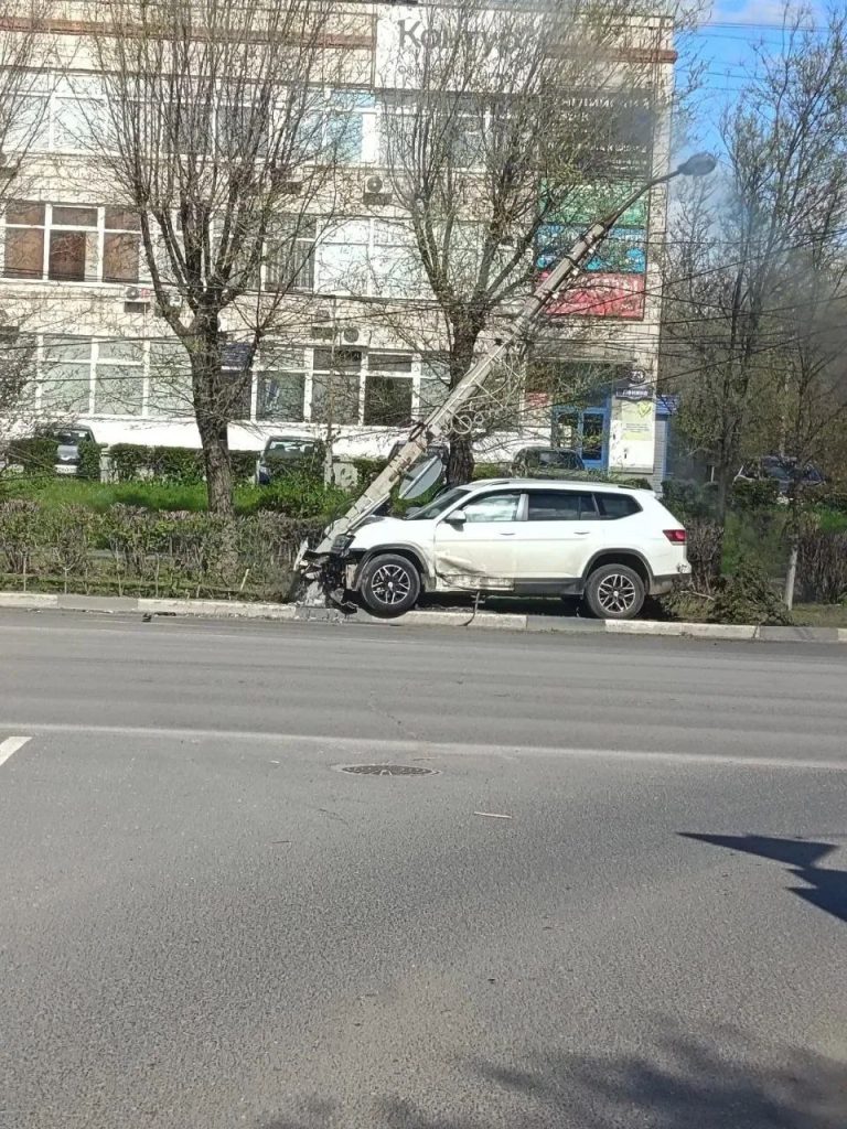 В Волжском водитель кроссовера снёс фонарный столб на проспекте Ленина