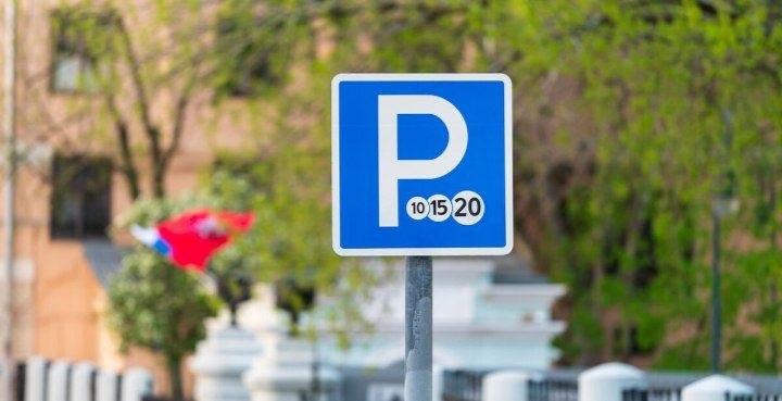 Родителям предложили сделать парковку у школ бесплатной по утрам
