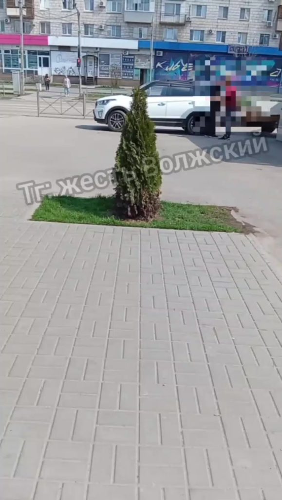 Пешеходная зона превратилась в парковку: жители 9 микрорайона Волжского возмущены