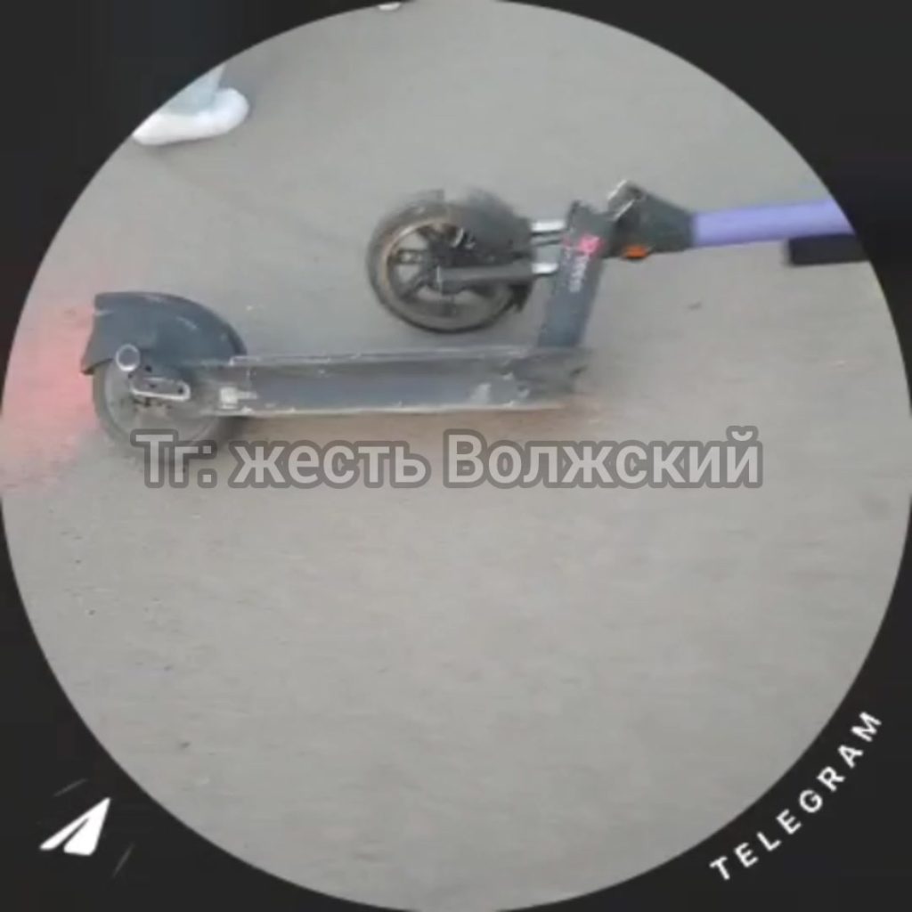 Электросамокат сложился пополам у ТРК «Волгамолл» в Волжском