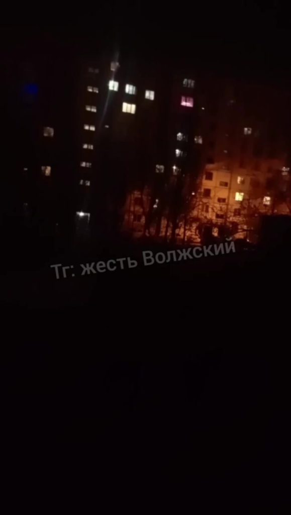 Волжский двор наполнился весенними мелодиями неизвестного гитариста