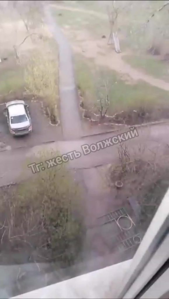 Инвентарь с детской площадки на Пушкина, 98 вернули к подъезду