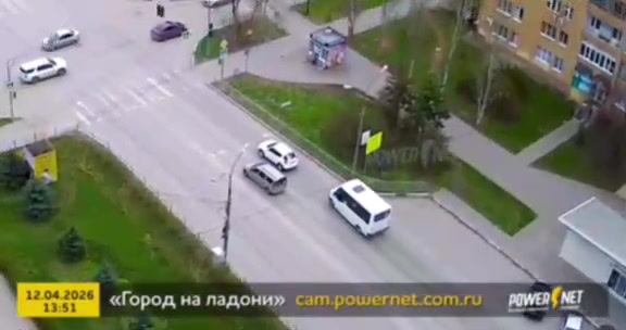 Авария с маршруткой на перекрестке улиц Мира и Нариманова в Волжском