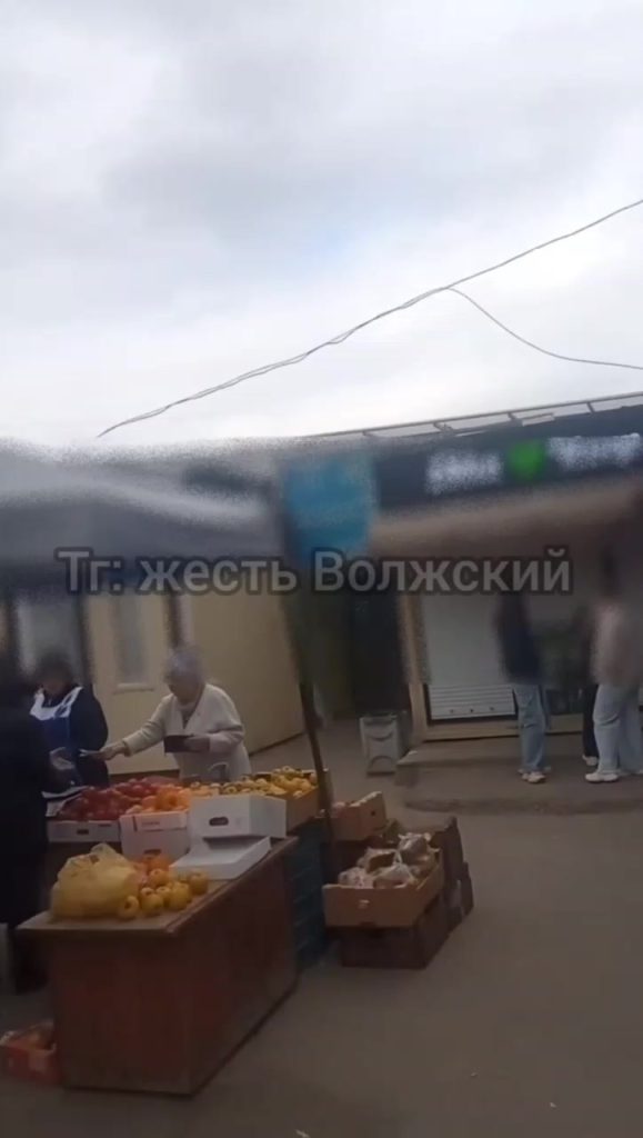 Автомобилисты Волжского жалуются на разрушенную парковку у рынка