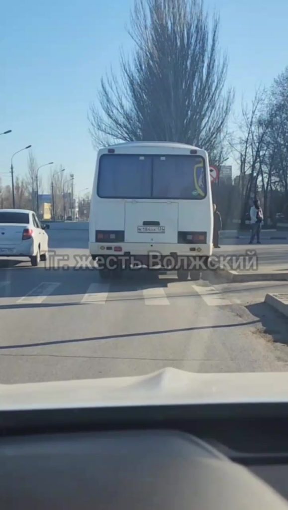 Маршрутчики в Волжском игнорируют новую остановку у 5-й поликлиники