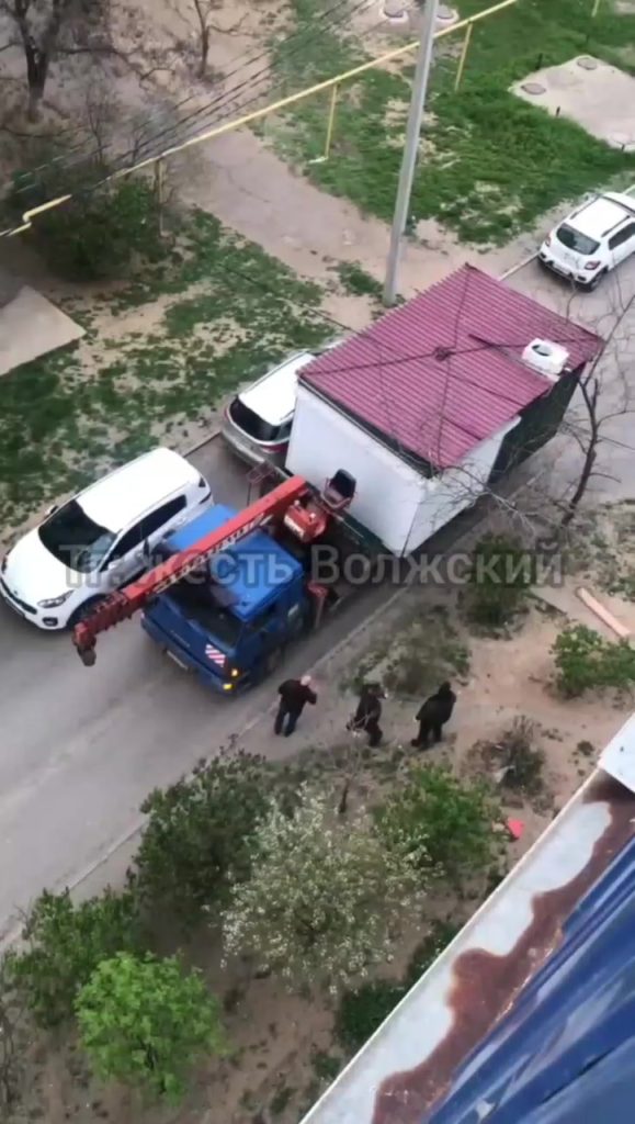 Во время установки киоска в 28 микрорайоне пострадали деревья