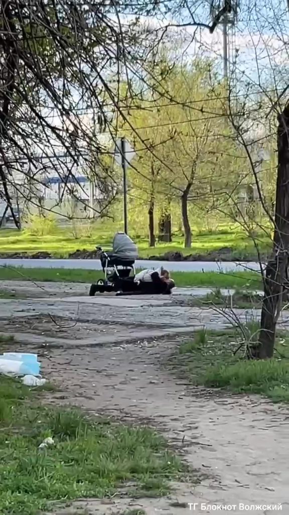 Скандал в Волжском: пара устроила непристойную сцену на глазах у прохожих, рядом находилась коляска с младенцем