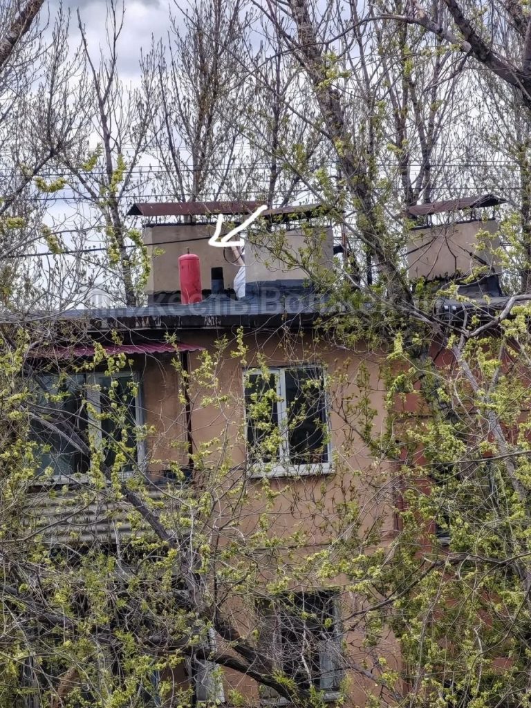 Газовый баллон на крыше дома в Волжском вызвал беспокойство жителей