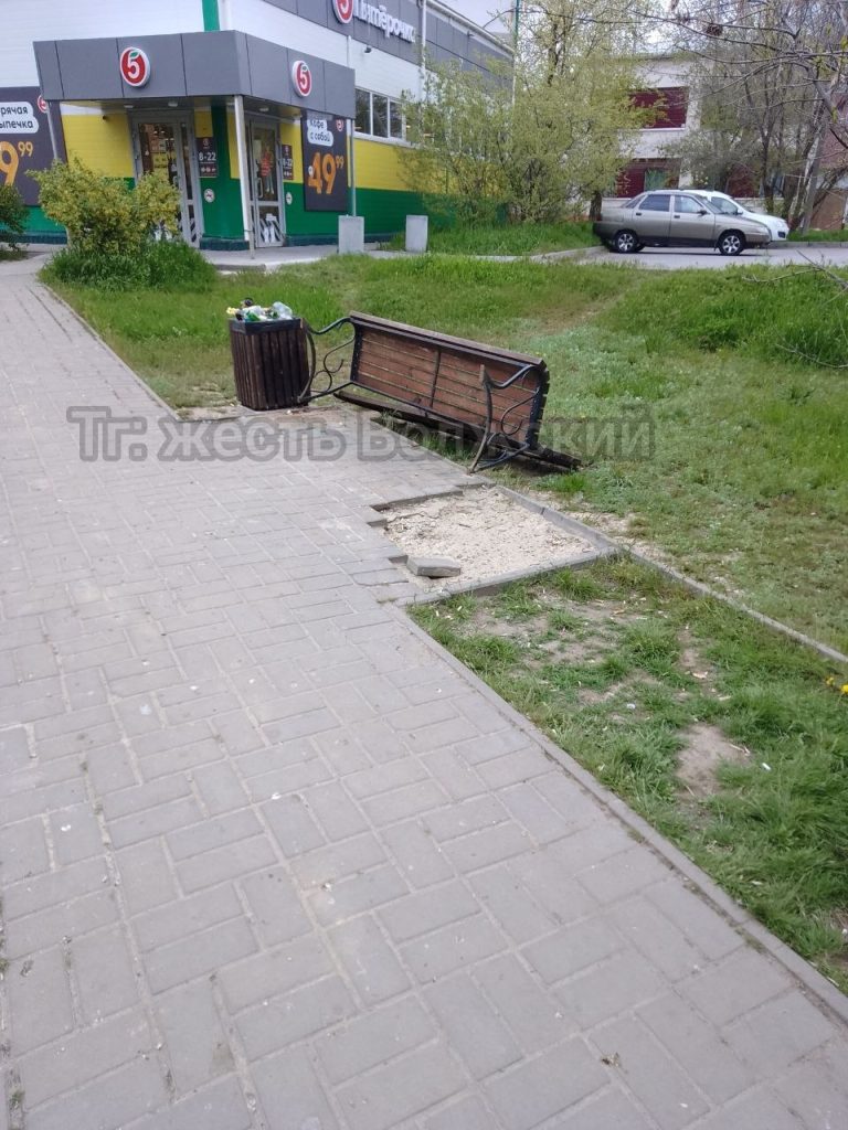 Разруха и антисанитария: что происходит с зоной отдыха на Химиков, 10б?