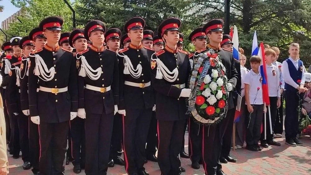 В Волжском почтили память героев: кадеты дали клятву у памятника Жукову