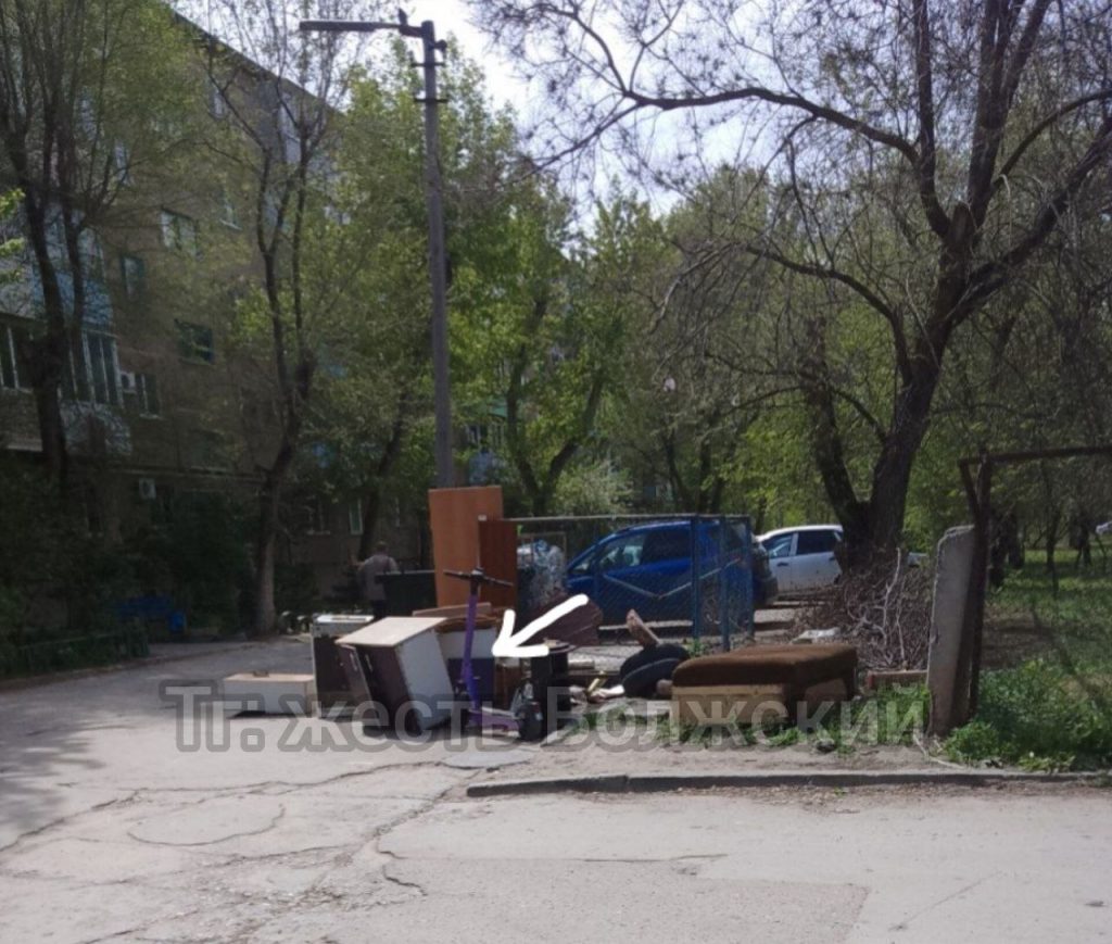 Самокат кикшеринга нашел приют среди старой мебели в Волжском