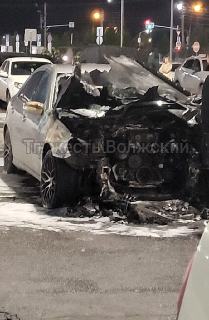 На парковке гипермаркета в Волжском сгорел автомобиль