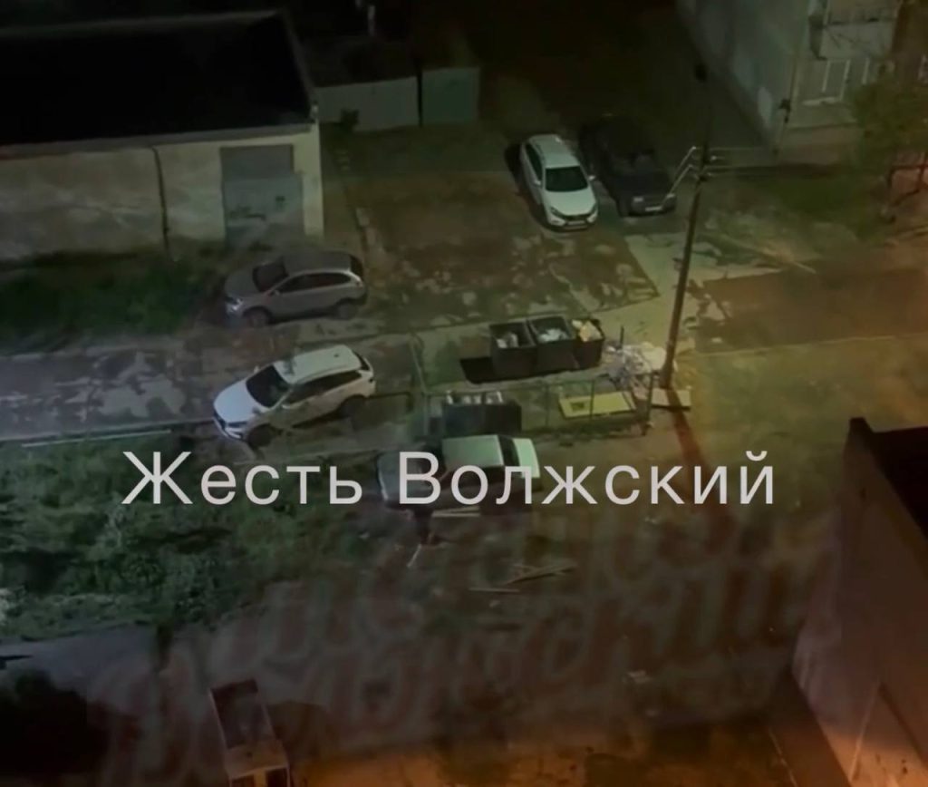 Житель Волжского устроил погром во дворе: бил бревнами машину и прыгал по крыше