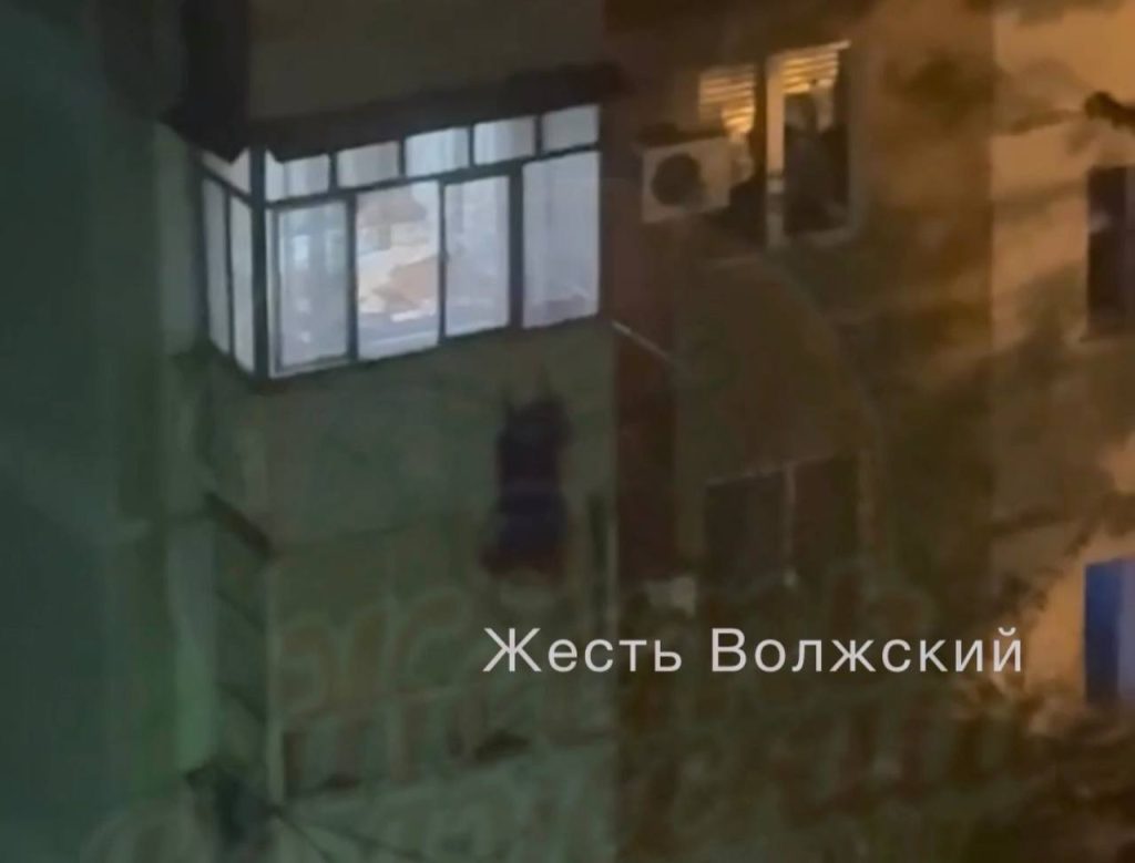 Житель Волжского рисковал жизнью, спускаясь по балконам с третьего этажа