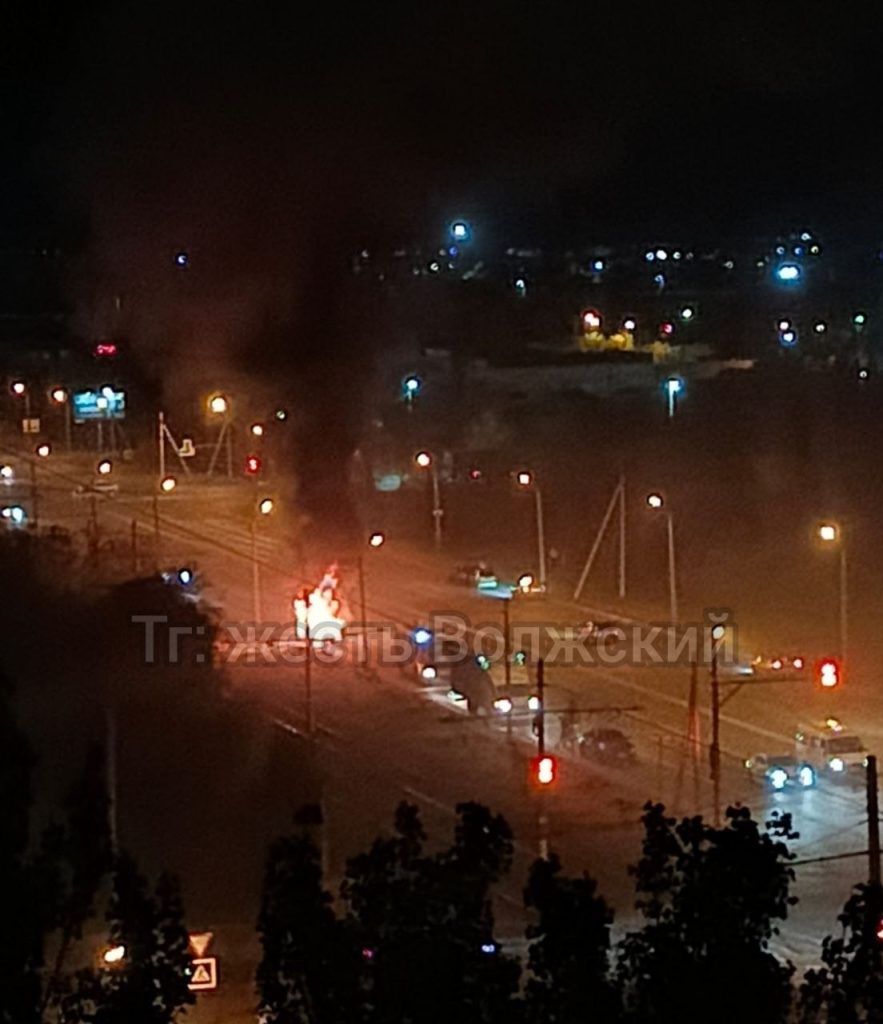 В Волжском на улице Александрова произошло возгорание автомобиля