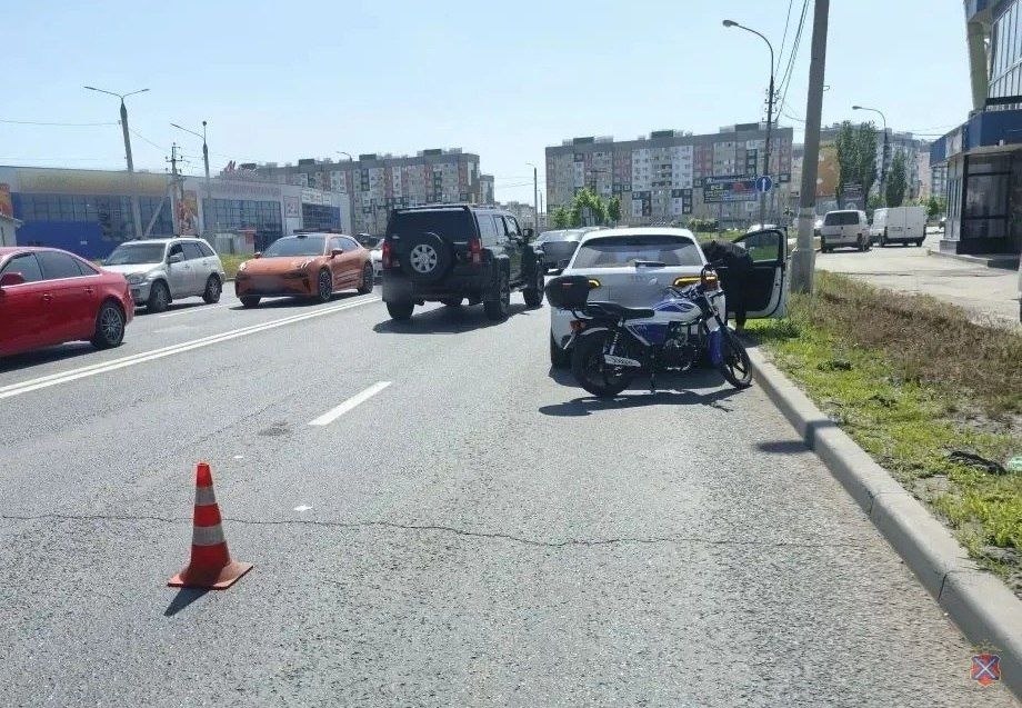 Утреннее ДТП на проспекте Ленина: мопед столкнулся с Audi A3