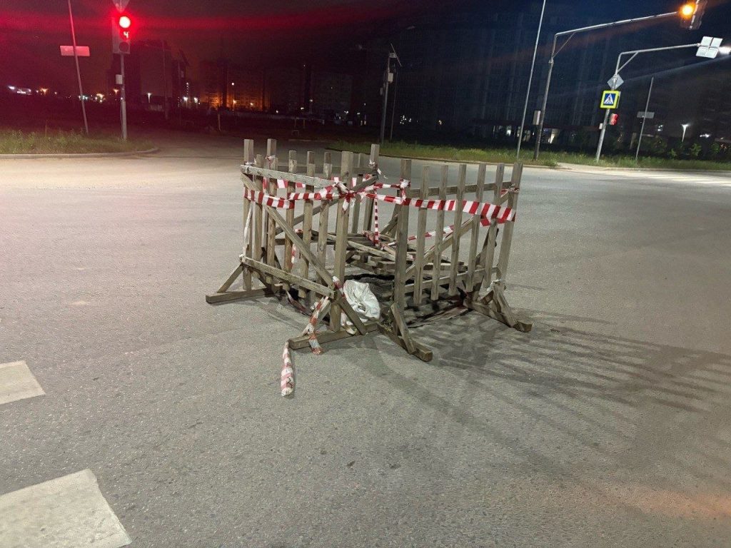 На Карбышева в Волжском опасную яму на дороге огородили забором