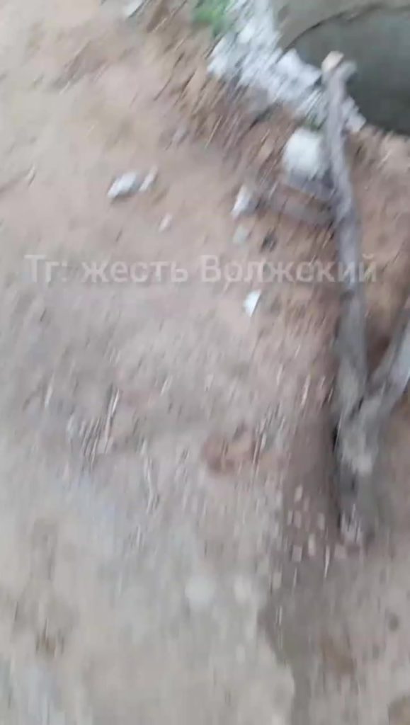 В Волжском несколько дней стоит открытый колодец без крышки
