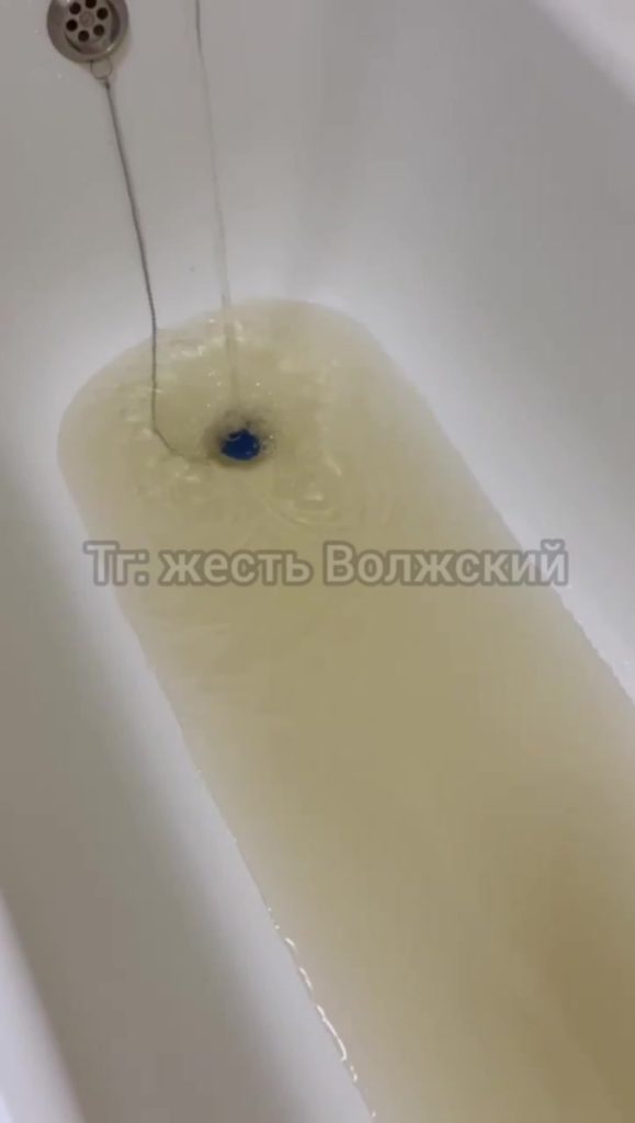 Жители 28-го микрорайона Волжского жалуются на мутную воду из кранов