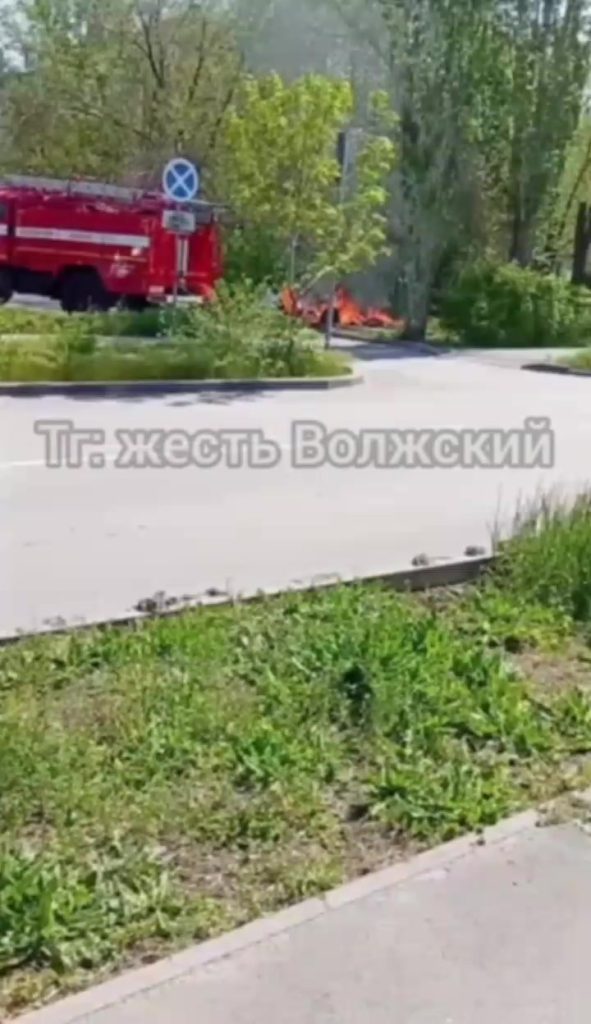 На улице Московской в Волжском произошел пожар из-за поджога мусора