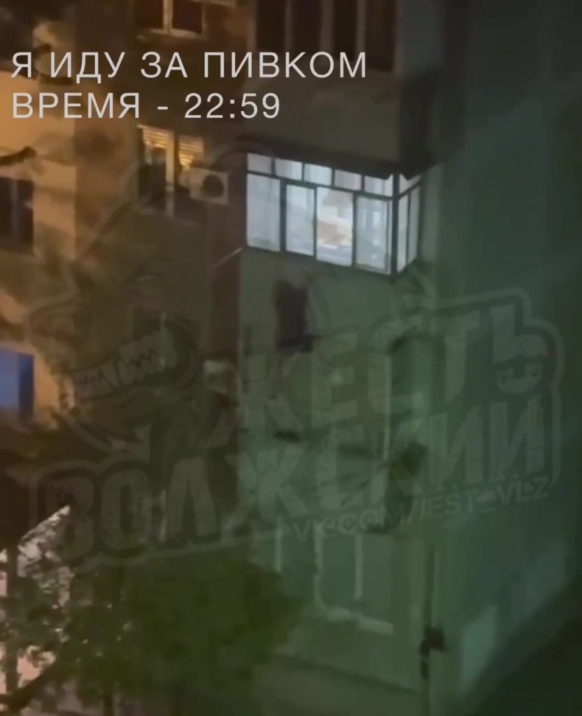 Житель Волжского вылез на балкон из-за ссоры с девушкой и поломок автомобиля