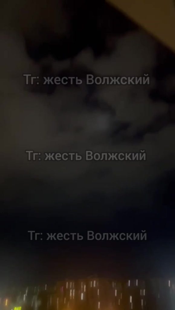 Загадочные огни в небе над Волжским: что это было?