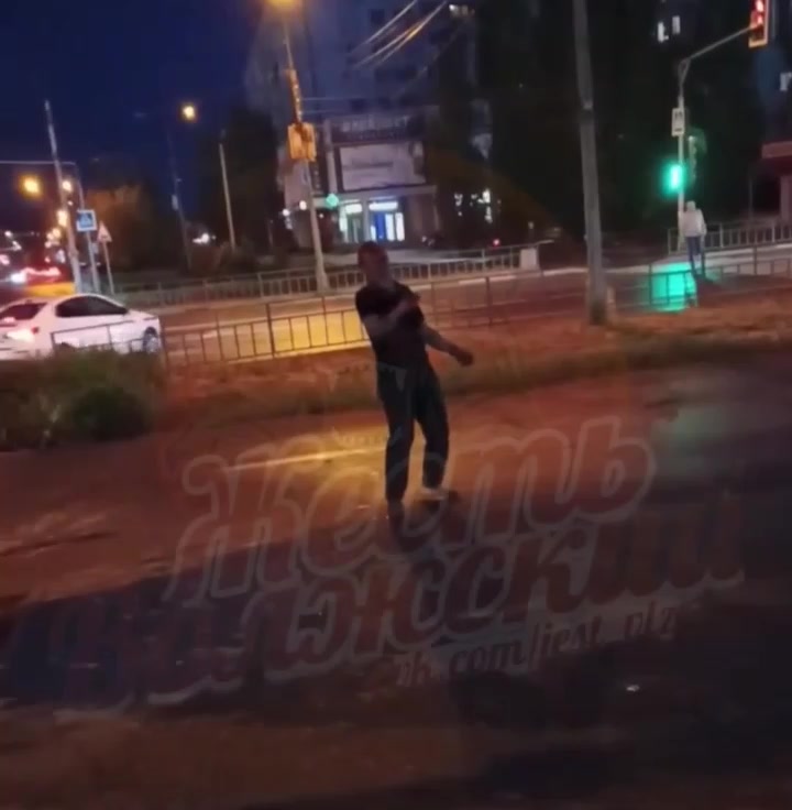 Необычное зрелище в Волжском: мужчина ловит сигнал у ресторана быстрого питания