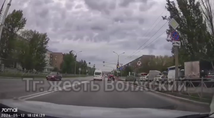 В Волжском маршрутка проехала на красный свет, нарушив ПДД