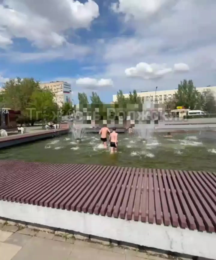 Жители Волжского возмущены купанием детей в городском фонтане