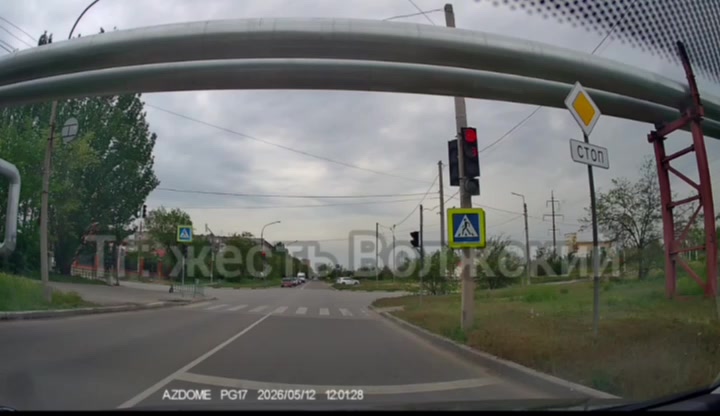 Волжский лихач проехал на красный и вылетел на встречную полосу